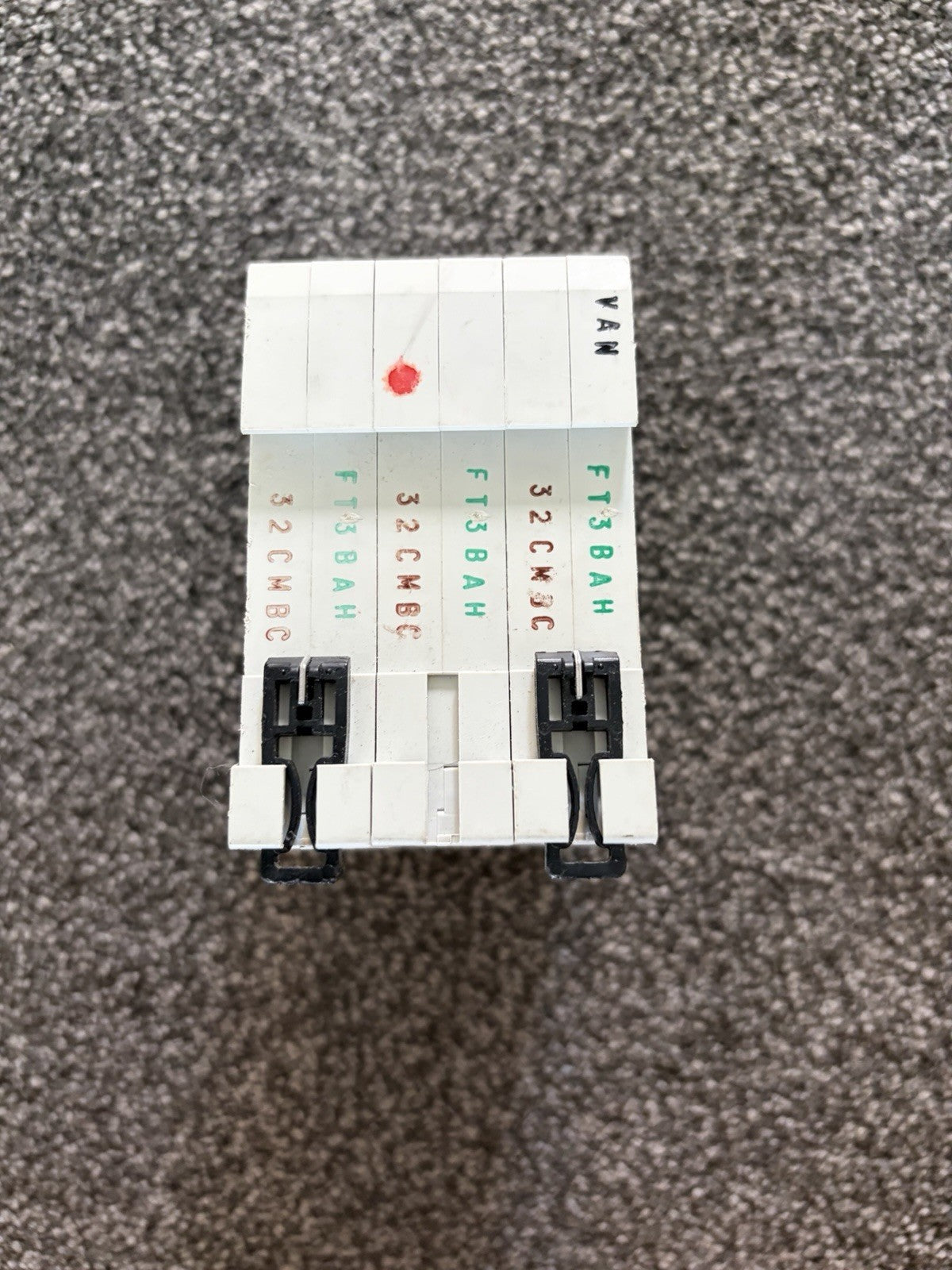 EATON 32 AMP CURVE C 10kA TRIPLE POLE MCB CIRCUIT BREAKER EMCH332